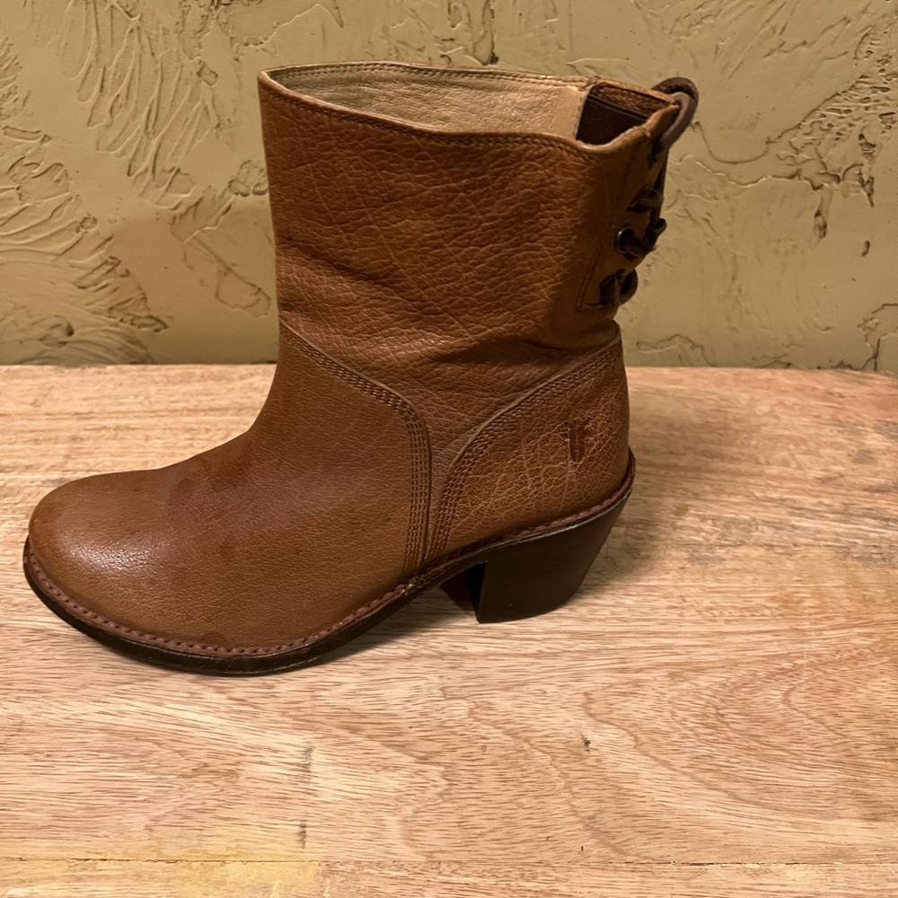 FRYE Carmen Back Lace Bootie in Fawn 6.5